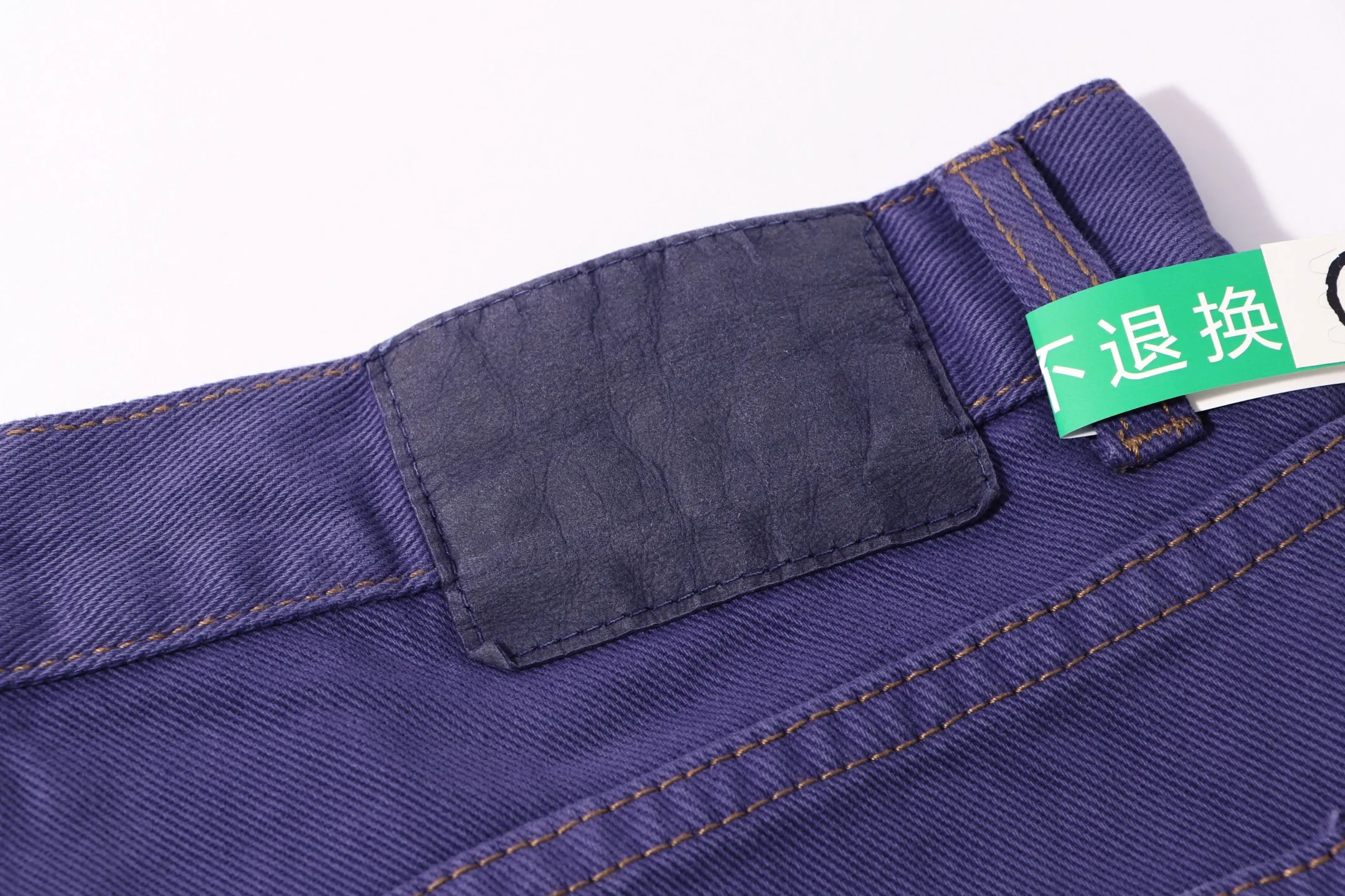 P220 Style number: H32 Croxin & 𝐂𝐡𝐫𝐨𝐦𝐞 𝐇𝐞𝐚𝐫𝐭 ss25 purple dopamine solid color jeans. Styles with different washed textures are very friendly to people with thin legs and thick legs. The slightly flared version perfectly modifies the leg shape. The timeless and moderate length makes it easy to match and match. It is the basis for various styles and is a must-have in your wardrobe! The fabric is stiff but also makes the upper body soft without losing texture. The washing process is even more perfect. It is a must-have item for everyone! ! ! Washed wheat, hang tag, pants label, three labels complete Color: purple Size: 28-30-32-34